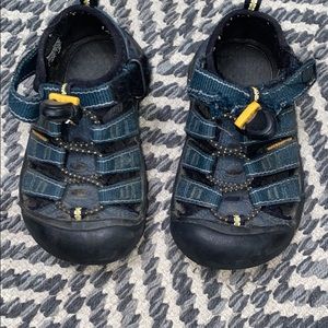 Keens toddler size 8 waterproof machine washable!